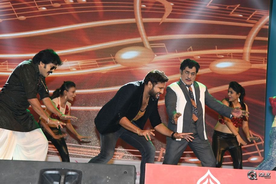 Aatadukundam-Raa-Movie-Audio-Function